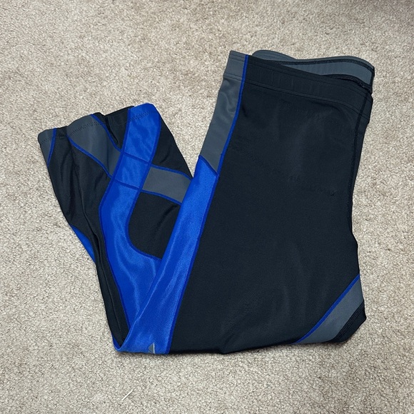 CW-X Women's Dynamic Black and Blue Capris - Picture 1 of 4